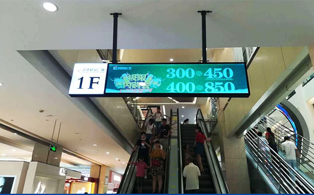 在机场各个角落可以看到液晶广告机的身影